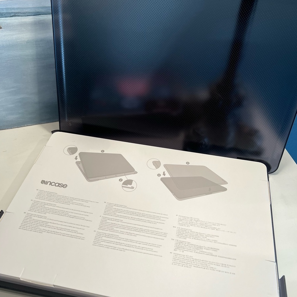 Incase Hardshell 13” MacBook Pro case - Picture 5 of 6